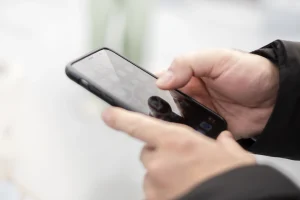 スマホで電話イメージ