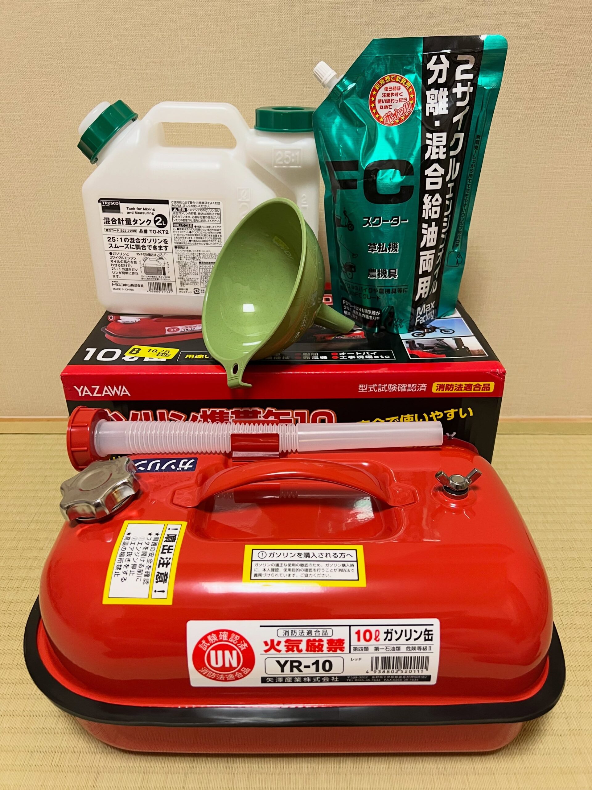 今まで3リットルのガソリン携行缶を使っていましたが、圃場面積やこれまでの耕運や草刈りの回数を考えると足りないな…と思うようになったので10リットルのを買い増ししました。あとちょうど市販の混合燃料が無くなりそうなので、経費節約も兼ねて自分で作ることにしました。混合燃料の作り方も本業で経験してなかったら、たぶん知らないままだったかも。#携行缶 #ガソリン携行缶 #ガソリン #混合燃料 #農作業用