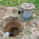塩ビパイプと集水枡の掘り出し 今日の圃場整備作業は、暗渠パイプ敷設の準備として、塩ビパイプと集水枡の掘り出しを行いました。 また、母には引き続き石取りをお願いしますが、こちらはまだまだ終わりません😅 集水枡は思っていたよりも深く、抜根作業を思い出しました。木の根と違って形がわかっているので、掘り出すのは楽でしたが。 塩ビパイプは農業用水につながっている事が判明。恐らくお借りしている農地がもともと田んぼだったため、ここから引き込んでいたのではないかと推測。 その後、排水用に転用させたものの、塩ビパイプが破損するなどして放棄されたように思います。 それにしてもどうしたものか…取水して使えるのなら使いたいですが、手続きも処理方法もよく分からないので役場に確認かな。 1