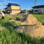 2026.08.11.圃場整備日記 昨日になってしまいますが、いつも通り母には石取りをやってもらい、ぼくは暗渠を敷設する準備を行いました。 この日の気温は35℃もありましたが、台風15号の影響で強めの風が吹いていたせいか、かなり涼しく感じられました。 さて、道路側の側溝は農業用水との事でしたが、農業委員会の委員もされているお隣の地主さんによれば、悪水（排水）の方だったようです。 取水して使っても良いそうですが、何が混ざっているか分かりませんから、本当に緊急時にしか使わないでおこうと思います。 ただ、農地側から塩ビパイプの中に単管パイプを思いっきり突っ込んで見ましたが、詰まっているのか塞がれているのか、残念ながら繋がっていませんでした。 暗渠パイプをここに繋げて、排水に活用できないかとも考えましたが、やめた方が良さそうです。 この日は暗渠パイプを敷設するための溝を掘って終了。水勾配も取れているか念のため確認しておきましたが、こちらはバッチリでした👌 1