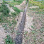2026.08.20.圃場整備作業 午前中は本業の畑の草刈りを行いましたが、汗だくの状態のまま3件の納品💦 しかもそのうちオシャカフェが2件。1件は名古屋栄のど真ん中にあるカフェ。汗臭くて申し訳ない😅 で、午後は遅めに自分の農場へ。暗渠排水の準備で溝に残りの砂利を敷きました。 あと、雑草堆肥の切り返し…のはずが畔板が外れてしまったので、結局移設する事に😓 1