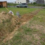 2026.09.23.暗渠パイプ埋設完了！ 今日は曇り空て風も少しあって、すっかり過ごしやすくなりました。でも身体を動かすとまだまだ暑いですね。 今日は土を埋め戻して、暗渠パイプの埋設作業の全ての工程がようやく完了しました！ あとからどこに埋設したのか忘れそうなので、土は少し盛ってあります。フィルダムで言うところの「余盛り」といったところでしょうか。 母には引き続き石取りをお願いしていますが、そろそろ渋柿が採れそうなので、収穫と販売の準備も進めていきたいと思います💪 1